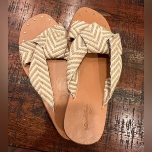 Universal Thread Chevron Knotted Sandals in Tan and Cream